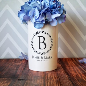 Jubiläumsgeschenk, Hochzeits- oder Verlobungsgeschenk - Verwendung als personalisierte Vase oder Utensilienhalter - Kranzdesign | Geschenk für den 9. Hochzeitstag