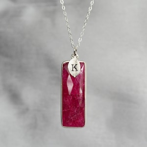 Rubin Rechteck Halskette, Geburtsstein Juli, Ropada Stein, Sterling Silber oder 18K Gold, Initial Charm, Brautjungfer oder Mutter Geschenk