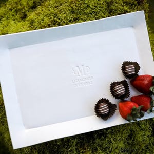 Hochzeitsgeschenk – Große personalisierte Platte – Verlobungsgeschenk oder Gästebuchplatte mit Unterschrift