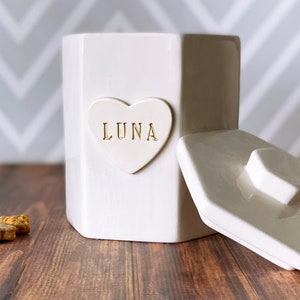 Pote personalizado para petiscos de cachorro, formato de coração, em cerâmica hexagonal, ideal para presentear filhotes.