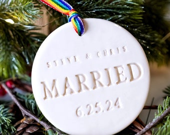 愛は勝利する：カラフルなクリスマスのお祝いにぴったりの、LGBTQカップル向けパーソナライズオーナメント