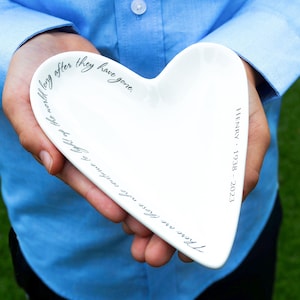 Cadeau de sympathie personnalisé, Cadeau en mémoire, Il y a ceux qui continuent d'illuminer le monde, Plat coeur asymétrique
