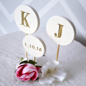 Wedding Cake Topper - PERSONALIZED and Modern Circle with Initials and Wedding Date - Available in Different Colors