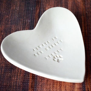 Regalo de condolencia por la pérdida de un perro, regalo de condolencia por la pérdida de una mascota, regalo en memoria de una mascota, regalo por la pérdida de una mascota - Siempre en nuestros corazones - Con el nombre de la mascota - Cuenco en forma de corazón