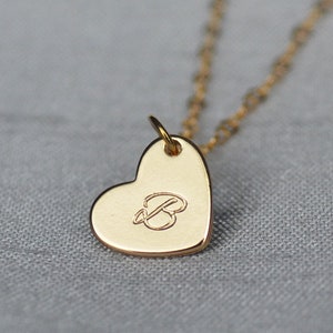Collar de letras del corazón, collar inicial del corazón de oro, encanto del corazón, regalo de graduación, regalo para ella, regalo para la esposa, regalo de novia, regalo para mamá