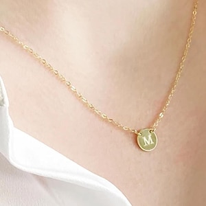 Collar de disco personalizado, colgante de inicial circular, collar minimalista, delicado collar con letras en capas, regalo de dama de honor, regalo de mamá