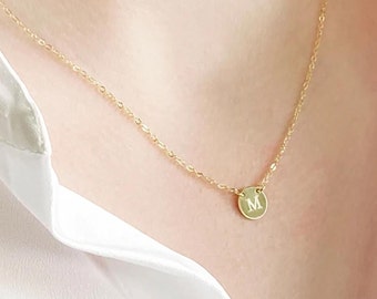 Collar de disco personalizado, colgante circular con inicial, collar minimalista, delicado collar con letras en capas, regalo para dama de honor, regalo para mamá