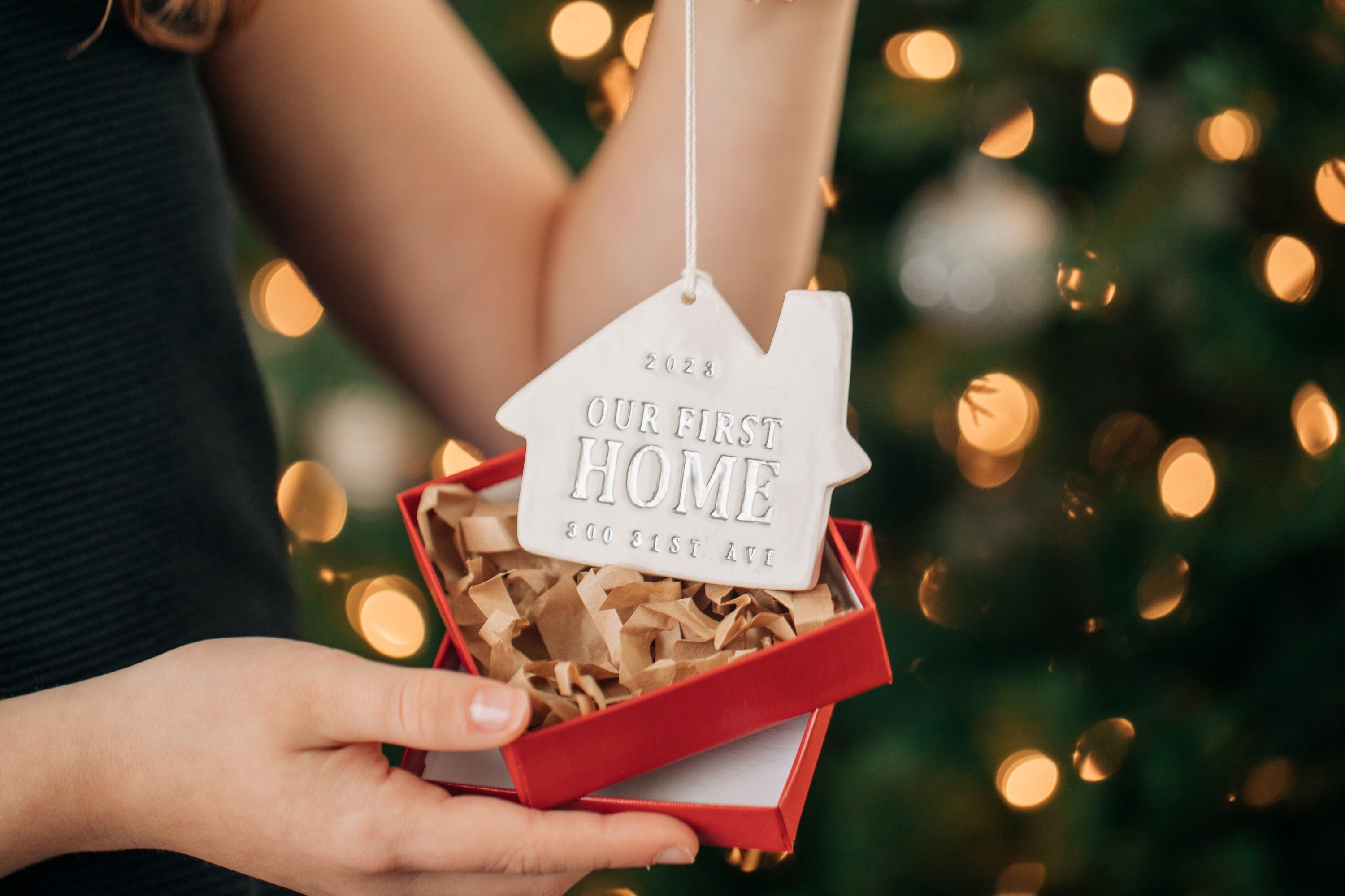 Personalisierte Weihnachtsverzierung - Unser Erstes Zuhause 2025, Unser Neues Zuhause 2025 oder Willkommen zu Hause 2025 - Weihnachtsgeschenk für Neue Hausbesitzer