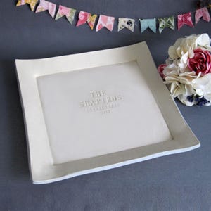 Bandeja de cerámica personalizada para libro de visitas de boda: recuerdo hecho a mano (14 x 14) imagen 2