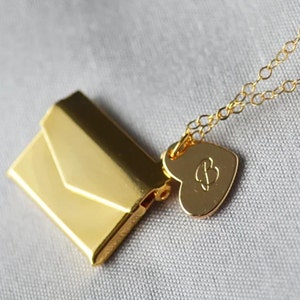 Medallón de sobre, collar con medallón de letra, medallón de sobre, regalo para ella, regalo para esposa, regalo para novia, regalo para mamá, medallón de oro