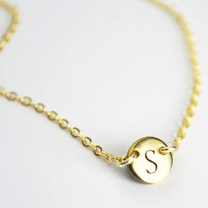 Collar de disco pequeño, collar inicial, regalo de dama de honor, collar personalizado, regalo para mamá, esposa o mejor amiga, collar de capas delicadas