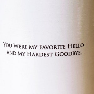 Puede incluir: Taza de cer&aacute;mica blanca con texto negro que dice "Fuiste mi hola favorito y mi adi&oacute;s m&aacute;s dif&iacute;cil."