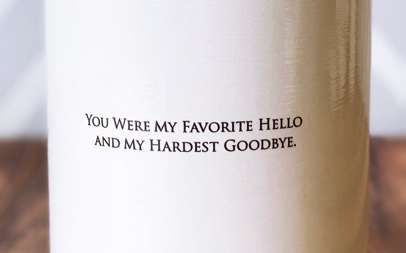Puede incluir: Taza de cer&aacute;mica blanca con texto negro que dice "Fuiste mi hola favorito y mi adi&oacute;s m&aacute;s dif&iacute;cil."