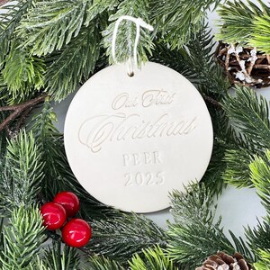 Personalizza il nostro primo ornamento natalizio con cognome e anno - Ornamento personalizzato, regalo di Natale per una coppia