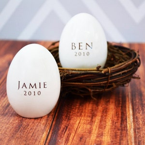 Personalisierte Keramikostereier, Osterkorb-Stuffer, Babys erstes Ostern - Einzigartige Ostergeschenkidee - 2er-Set