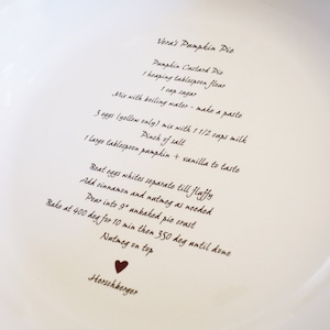 Mother's Day Gift, Pie Plate with Handwritten Recipe, Personalized Recipe Pie Dish, Gift for Mom, Gift for Grandma, Gift for a Cook image 4