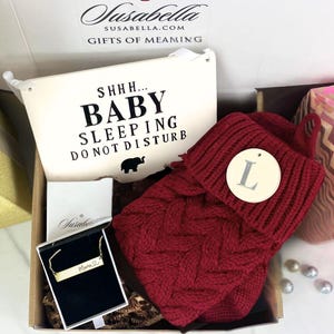 Neue Mom Geschenkbox | Babyparty | Handgetöpferte Keramik Baby Zimmer Zeichen | Mama Halskette | Personalisierte Weihnachtsstrumpf | Neugeborene Geschenkbox | Mama