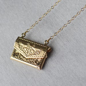 Collar con medallón, medallón con sobre, carta de amor, medallón dorado, carta secreta, joyería para ella, regalo para mamá, collar para novia