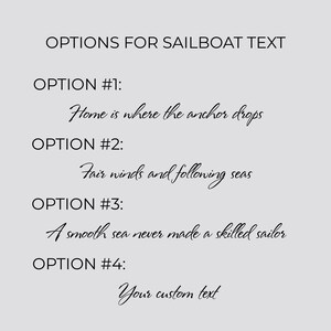Op de afbeelding: Een lichtgrijze achtergrond toont tekstopties voor een zeilboot. De opties omvatten zinnen als "Home is where the anchor drops" en "Fair winds and following seas." De laatste optie is "Your custom text."
