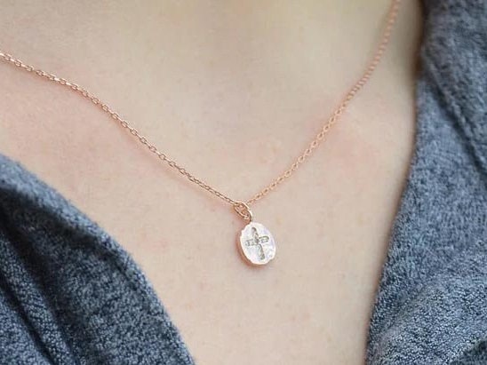 SOLID 18kt Croce d'Oro, Regalo cristiano di lusso per lei, Pendente a croce piccola, Battesimo, Battesimo, Santa Comunione, Dono di Conferma Dio figlia - Italia