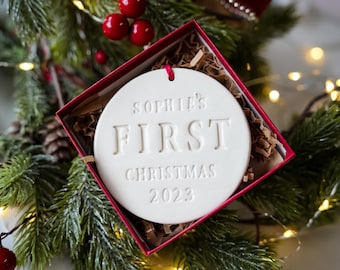 Personalisierte Babys erste Weihnachten Keramik Verzierung, personalisierte Hand gestempelt Urlaub Ornament