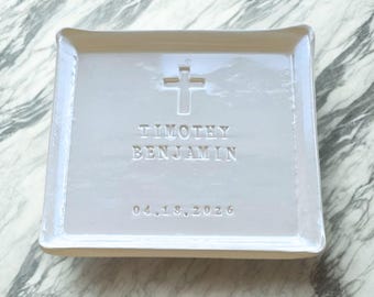 Bandeja o plato para anillos de bautismo personalizado con nombre, fecha y cruz.