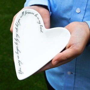 Puede incluir: Plato de cerámica blanco en forma de corazón con la inscripción "You may no longer be by my side but you will forever be in my heart."