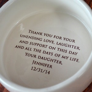 K&ouml;nnte beinhalten: Wei&szlig;e Keramiksch&uuml;ssel mit einer braunen Inschrift, die lautet: "Danke f&uuml;r deine unendliche Liebe, dein Lachen und deine Unterst&uuml;tzung an diesem Tag und an allen Tagen meines Lebens. Deine Tochter, Jennifer 12/31/14".