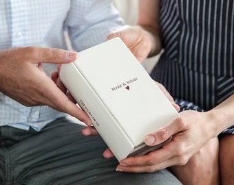 The Story of Us - Personalisierte Keramik-Andenken-Buchbox - Jubiläums- oder Hochzeitsgeschenk