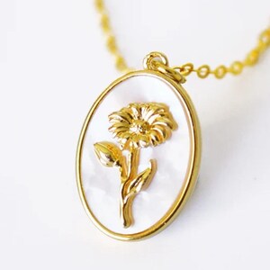 April Birth Flower Necklace, Pearl Daisy Birth Month Flower Necklace, Mom Necklace, Personalized Layering Necklace, Push Present