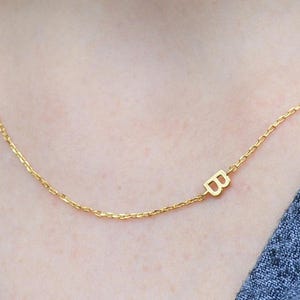 Zijwaartse eerste ketting, kleine letter, ketting gouden letter, gepersonaliseerde sieraden, cadeau bruidsmeisje, cadeau voor moeder, trakteer jezelf!