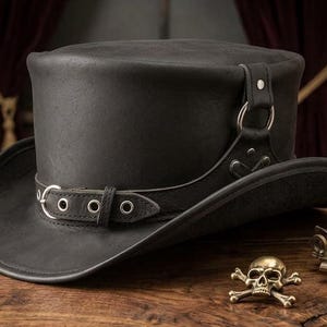 Herrhatt i äkta läder, western cowboyhatt i läder, kraftig bikerhatt med O-ringspänne, högkvalitativ handgjord höghatt i läderband
