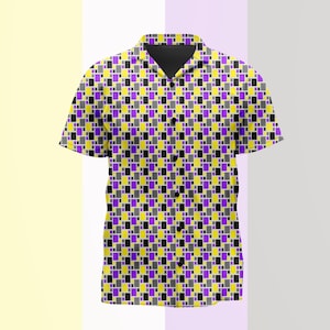 Puede incluir: Una camisa de manga corta con botones y un patrón geométrico repetitivo de pequeños rectángulos en amarillo vibrante, morado intenso, negro y gris. La camisa tiene un cuello clásico, un interior de cuello negro y una fila vertical de botones negros.