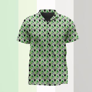 Puede incluir: Una camisa de manga corta con botones y un patrón geométrico repetitivo de rectángulos negros, gris claro y verde vibrante. La camisa tiene un cuello clásico, un interior de cuello oscuro y una fila vertical de botones negros al frente.