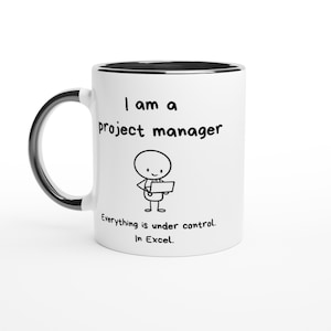Puede incluir: Una taza de cerámica blanca con interior y asa negros. El frente presenta un dibujo lineal negro de una figura de palo sosteniendo una computadora portátil, con el texto "I am a project manager" arriba y "Everything is under control. In Excel." debajo de la figura.