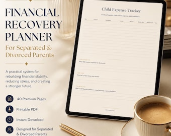 Può includere: Un tablet digitale che mostra una pagina di monitoraggio delle spese per i figli da un pianificatore di recupero finanziario per genitori separati o divorziati. Lo schermo mostra colonne, una penna dorata e una tazza di caffè.