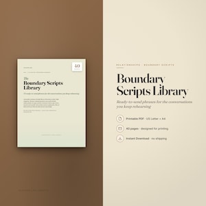 Op de afbeelding: Een digitaal document getiteld The Boundary Scripts Library, met 40 pagina's aan kant-en-klare zinnen voor gesprekken. Het ontwerp gebruikt zwarte tekst op een lichtcrème achtergrond, met iconen voor printbare PDF, A4 en download.