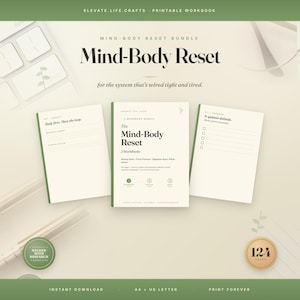 Op de afbeelding: Een Mind-Body Reset printbaar werkboekpakket met drie boekjes met crèmekleurige pagina's en groene randen. De tekst luidt Mind-Body Reset, for the system that's wired tight and tired. Bevat een badge van 124 pagina's en een onderzoekslabel.