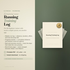 Op de afbeelding: Een digitaal hardlooptrainingslogboek met een crèmekleurige omslag, de tekst Running Training Log en een gouden ronde badge met de tekst 8 pages. De lay-out bevat secties voor wekelijkse hardlooplogs, voortgangstrackers en herstelregistraties.