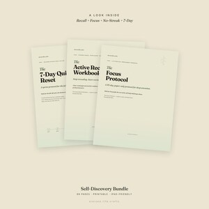 Op de afbeelding: Drie off-white papieren werkboeken getiteld The 7-Day Quick Reset, The Active Recall Workbook en The Focus Protocol. De tekst bevat A Look Inside, Recall + Focus + No-Streak + 7-Day en Self-Discovery Bundle 69 Pages Printable Ipad-Friendly.