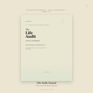 Op de afbeelding: Een licht saliegroen werkboek getiteld The Life Audit Annual Workbook. De omslag bevat zwarte tekst, waaronder de zinnen An honest look back, A grounded look forward en Life Audit Annual Workbook - a year to year workbook from ElevateLifeCrafts.