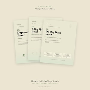 Op de afbeelding: Drie lichtbeige digitale werkboeken getiteld The Dopamine Reset, The 7-Day Quick Reset en The 90-Day Deep Reset. De documenten bevatten zwarte schreefletters, minimalistische lay-outs en gestructureerde secties voor persoonlijke planning.