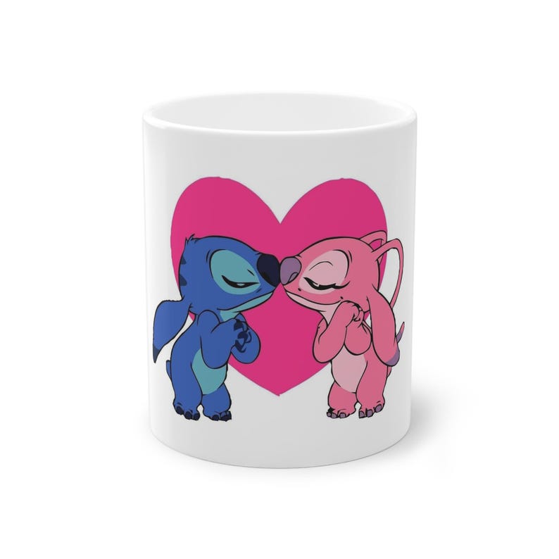 Niedliche Tasse mit Stitch und Engelsherz | Küssende Alien-Figuren Bild 1