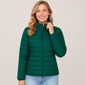 Puede incluir: Una chaqueta acolchada de color verde oscuro con cuello alto, cremallera frontal completa y costuras horizontales. La chaqueta tiene mangas largas y una silueta entallada, ofreciendo un diseño limpio y funcional para el exterior.