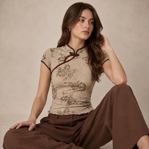 Blommig, mandarinfärgad crop top, vintageinspirerad blus, nyckelhålsringning med kort ärm bild 1