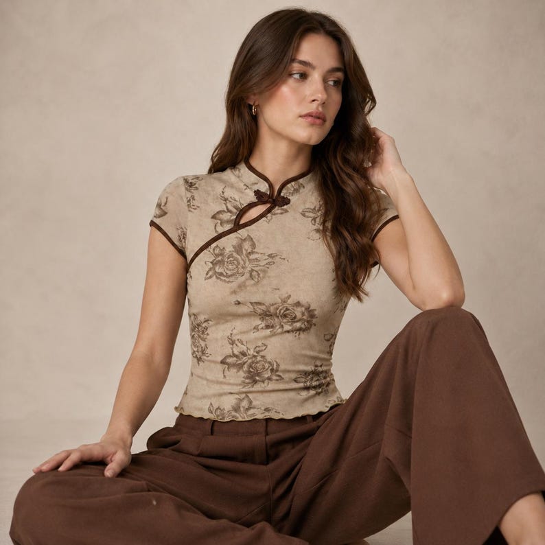 Blommig, mandarinfärgad crop top, vintageinspirerad blus, nyckelhålsringning med kort ärm bild 1