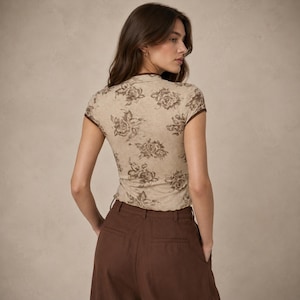 Blommig, mandarinfärgad crop top, vintageinspirerad blus, nyckelhålsringning med kort ärm bild 11