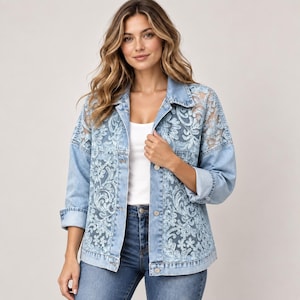 Peut inclure: Une veste en jean bleu clair ornée de panneaux de dentelle florale blanche sur le devant et les manches. La veste présente un col classique, des manches longues avec poignets et une fermeture boutonnée. Elle est portée sur un haut blanc et un jean.