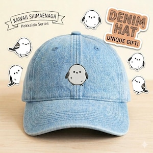 Può includere: Un cappellino da baseball in denim azzurro con un uccellino Shimaenaga grigio e bianco ricamato sul davanti. L'immagine include il testo KAWAII SHIMAENAGA Hokkaido Series e DENIM HAT UNIQUE GIFT, circondato da piccole illustrazioni di uccelli.