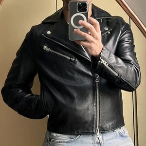 Svart herrbikerjacka i äkta läder | Asymmetrisk motojacka med dragkedja (beställningsvara)